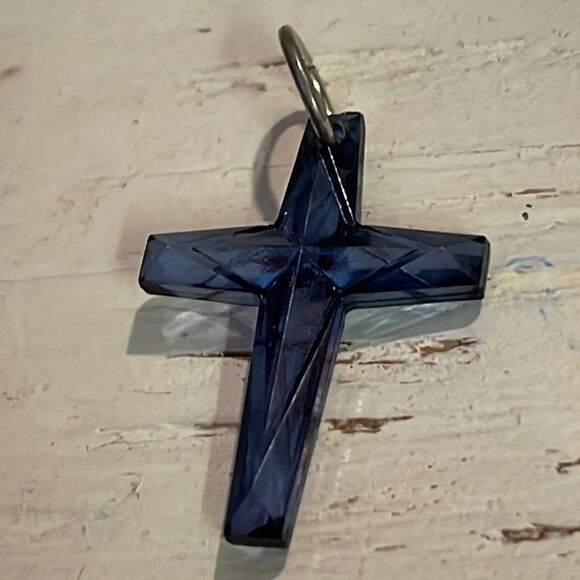 Vintage 1” 2-sided blue resin textured crucifix/cross charm/pendant w/jump hoop - Picture 4 of 8